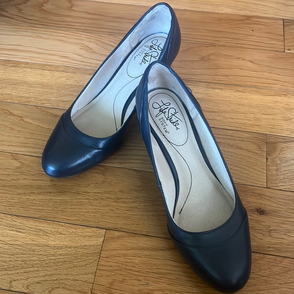 Life Stride navy wedge pumps. Size 8 VGUC.